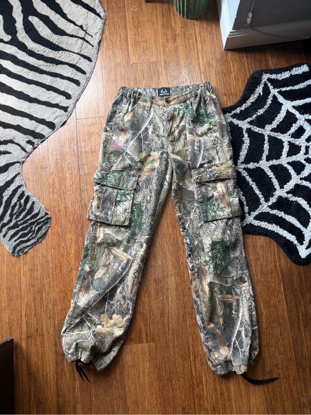 Women’s Realtree high rise cargo pants drawstring bottom pink embroidered logo